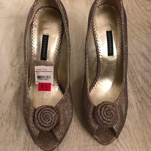 Caparris 4 in champagne color peep toe heels 👠